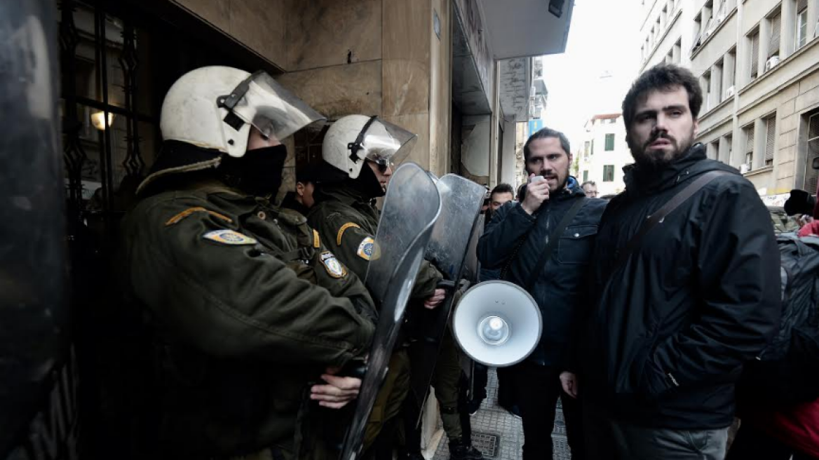 «Κίνημα δεν πληρώνω» και «Λαϊκή Ενότητα» έξω από συμβολαιογραφικό γραφείο στο κέντρο της Αθήνας
